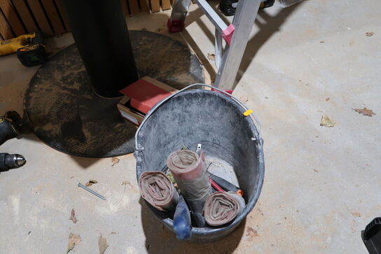 Kabeltromle med indhold smat murerspand med indhold