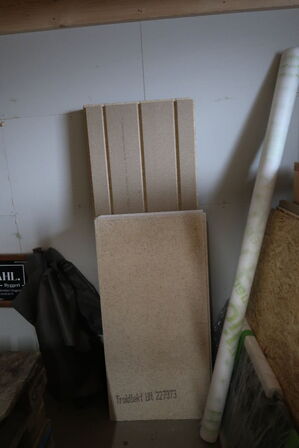 Div. Tagsten, spånplader, bordplader, troldtektplader, paller m.m.