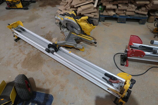 Kap-/geringssav DEWALT DWS778-QS med arbejdsbord