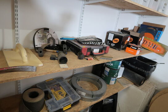 Div. Værktøj og varleager på reolhylder