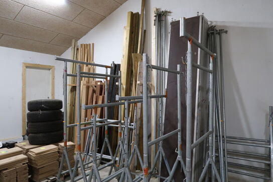 Stillads bestående af stilladsbukke, stilladsdæk, forhøjere/forlængere, rækværk m.m.