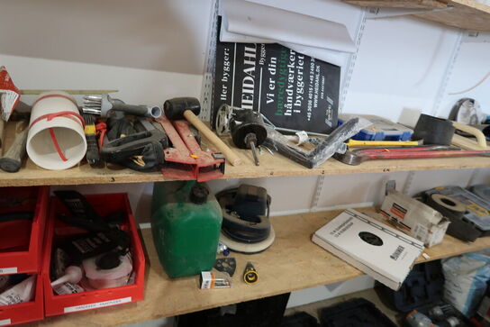 Div. Værktøj og varleager på reolhylder