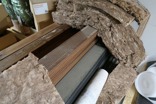 Div. Varelager bl.a. flisefødder, isolering, undertagstrammere, krydsfinerplader, planker m.m.