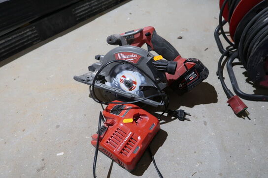 Akku rundsav MILWAUKEE M18 CCS55 med batteri og lader