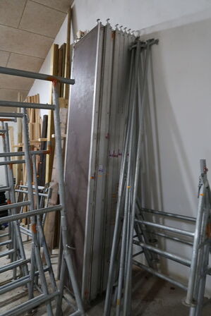 Stillads bestående af stilladsbukke, stilladsdæk, forhøjere/forlængere, rækværk m.m.