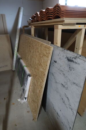 Div. Tagsten, spånplader, bordplader, troldtektplader, paller m.m.