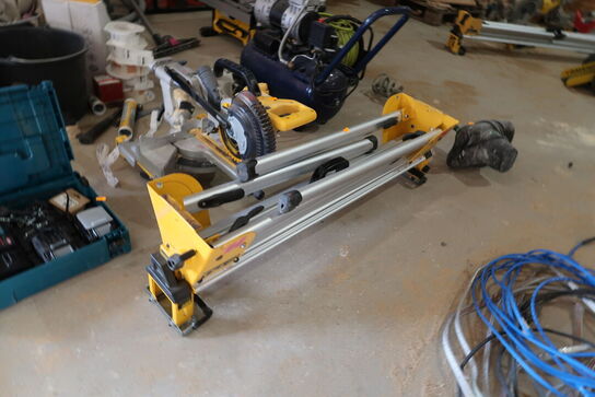 Kap-/geringssav DEWALT DCS365 med arbejdsbord