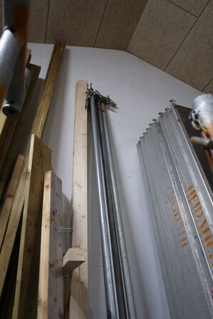 Stillads bestående af stilladsbukke, stilladsdæk, forhøjere/forlængere, rækværk m.m.