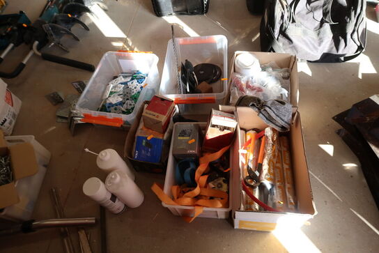 Div. Fugemasse, kiler, skruer, spændestroppe m.m.