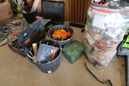 2 stk. koste, 2 stk. skraldspande, div. Murerspande med indhold m.m.