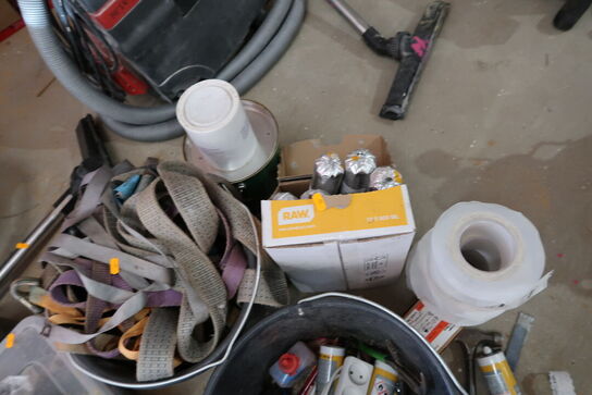 Div. Skruer, murerspande, kiler, værktøj m.m.