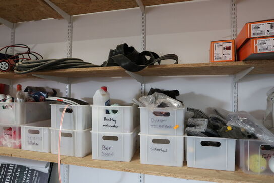 Div. Værktøj og varleager på reolhylder