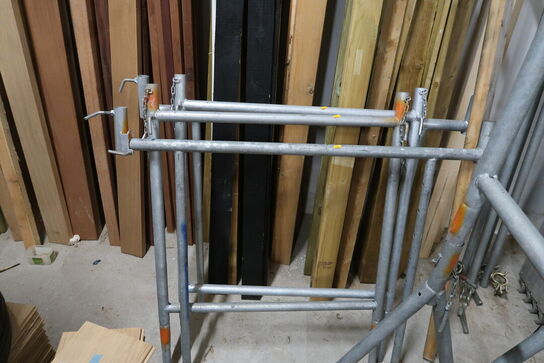 Stillads bestående af stilladsbukke, stilladsdæk, forhøjere/forlængere, rækværk m.m.