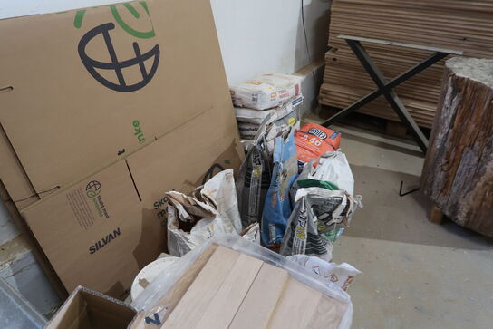 Div. Paller med stavparket, fliser, 2 stk. bordplader, stolpebeton, træstrub m.m.