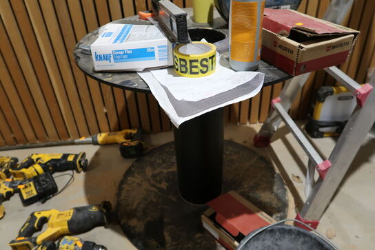 Kabeltromle med indhold smat murerspand med indhold