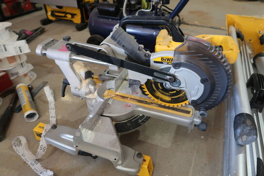 Kap-/geringssav DEWALT DCS365 med arbejdsbord