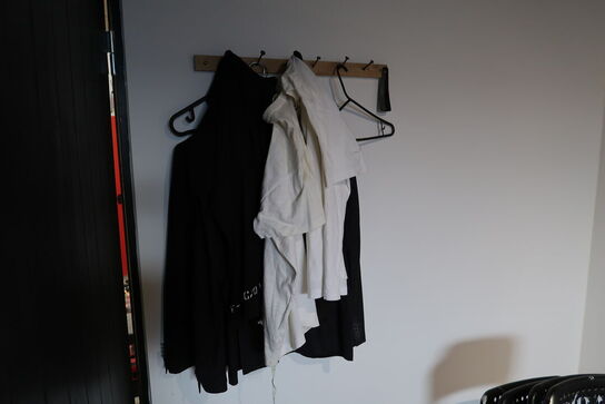 4 stk. stabelstole, opslagstavle, knagerække m.m.