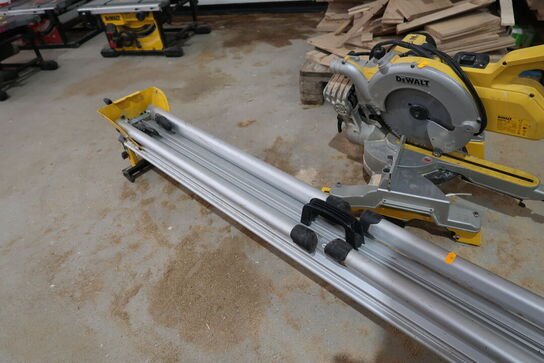 Kap-/geringssav DEWALT DWS778-QS med arbejdsbord