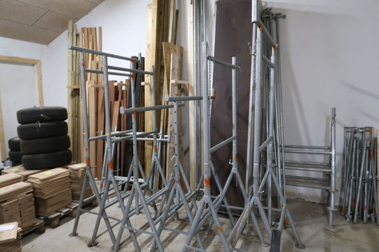 Stillads bestående af stilladsbukke, stilladsdæk, forhøjere/forlængere, rækværk m.m.