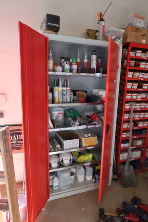 Div. Plejemidler, fugemasse, støvmasker m.m. (skab medfølger ikke)