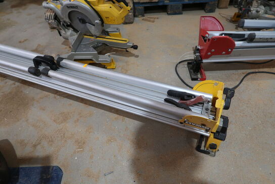 Kap-/geringssav DEWALT DWS778-QS med arbejdsbord