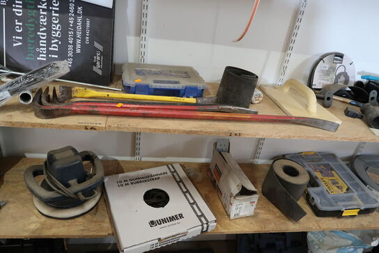 Div. Værktøj og varleager på reolhylder