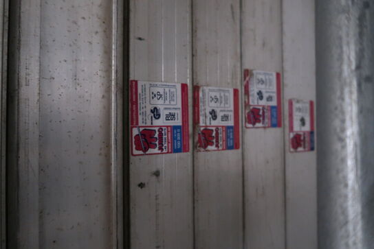 Stillads bestående af stilladsbukke, stilladsdæk, forhøjere/forlængere, rækværk m.m.