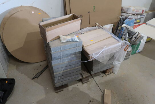 Div. Paller med stavparket, fliser, 2 stk. bordplader, stolpebeton, træstrub m.m.