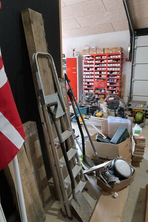 Trappestige, div. Træ, bordplader, haveredskaber m.m.