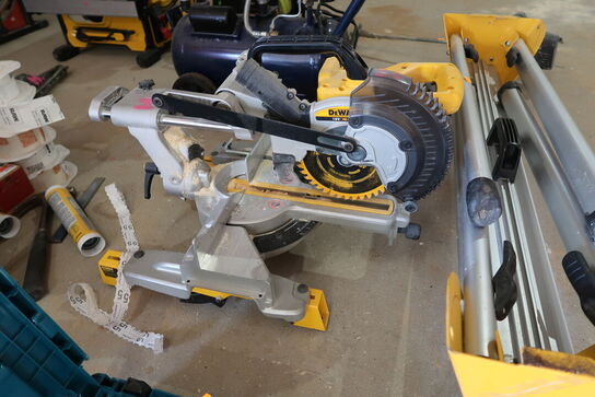 Kap-/geringssav DEWALT DCS365 med arbejdsbord