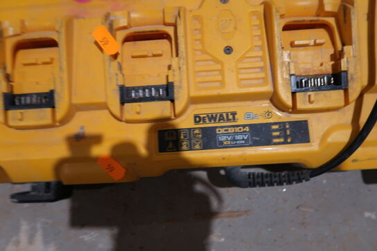 4 dobbeltlader DEWALT DCB104