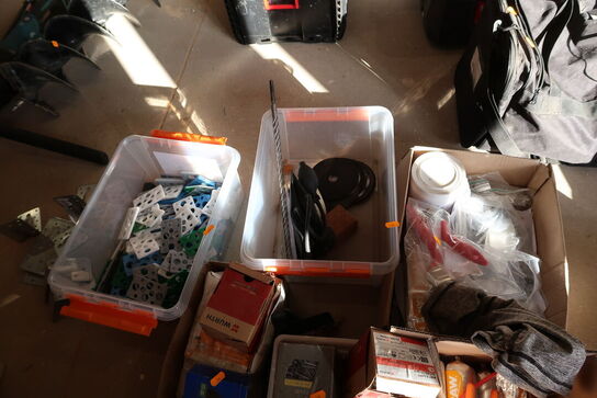 Div. Fugemasse, kiler, skruer, spændestroppe m.m.