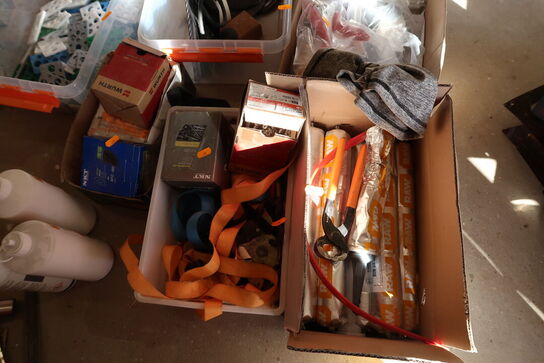 Div. Fugemasse, kiler, skruer, spændestroppe m.m.