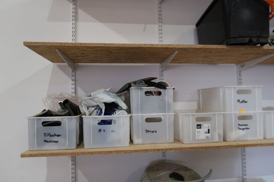 Div. Værktøj og varleager på reolhylder