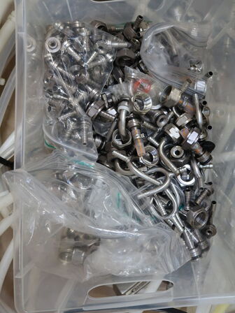 Palle med diverse fittings og slager til fadølsanlæg