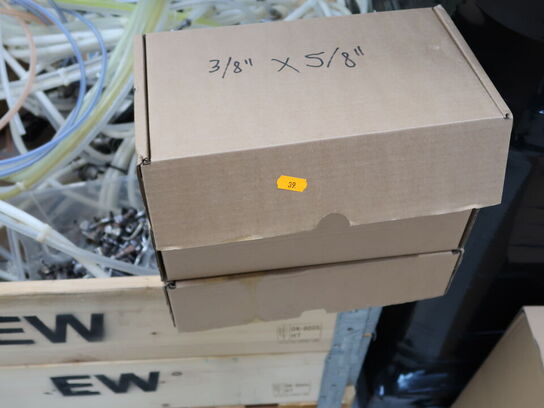 Palle med diverse fittings og slager til fadølsanlæg