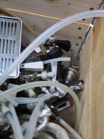 Palle med diverse fittings og slager til fadølsanlæg