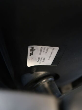 El hæve/sænke skrivebord 180x100 cm, skrivebordsstol, skuffer og skraldespand