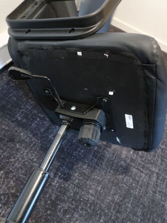 El hæve/sænke skrivebord, skrivebordsstol, skuffer og skraldespand