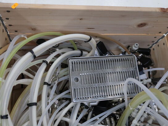 Palle med diverse fittings og slager til fadølsanlæg