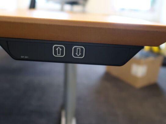 El hæve/sænke skrivebord, skrivebordsstol, skuffer og skraldespand