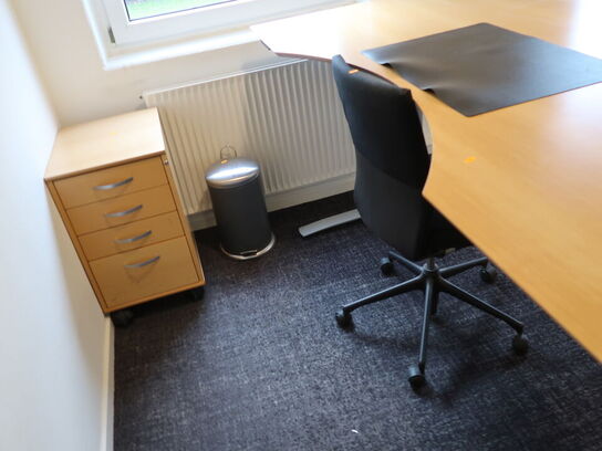 El hæve/sænke skrivebord 180x100 cm, skrivebordsstol, skuffer og skraldespand