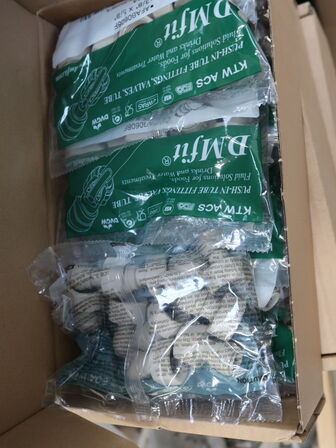 Palle med diverse fittings og slager til fadølsanlæg