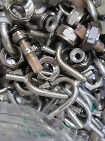 Palle med diverse fittings og slager til fadølsanlæg