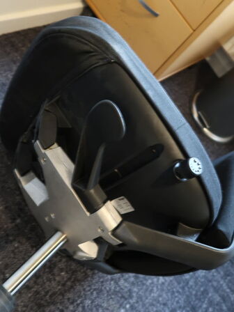 El hæve/sænke skrivebord 180x100 cm, skrivebordsstol, skuffer og skraldespand