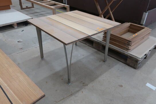 Bord i teak med metalben
