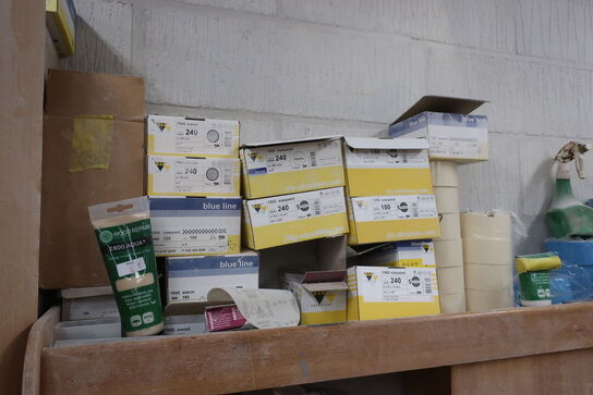 2 stk. skabe med div. Slibeskiver, tape m.m.