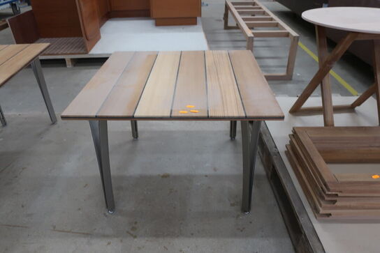 Bord i teak med metalben