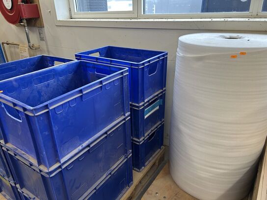 Skab samt palle med pap m.m.
