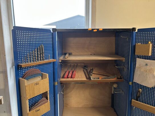 Værktøjsskab med div. Værktøj
